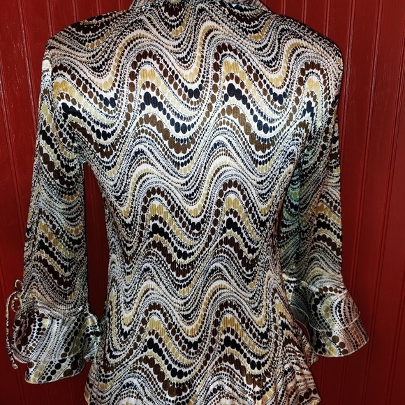 Essentials by Milano Micro Pleat Button Top S - Picture 3 of 7